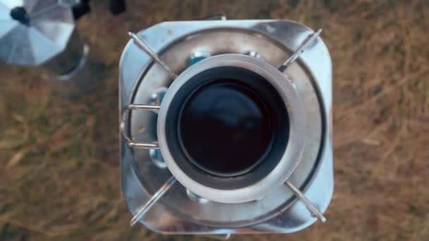 Yukarıdan Aşağıya Yakın Çekim Seyahat Macerası Sırasında Kamp Alanında Kahveye — Stok video