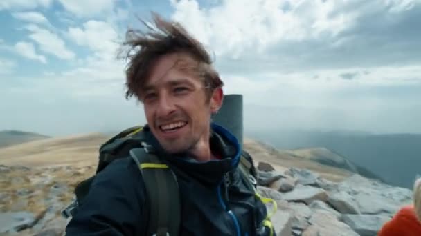 꼭대기에 하이킹 모험에 셀카를 화창하고 바람이 블로거 Vlogger가 성공적으로 목적지에 — 비디오
