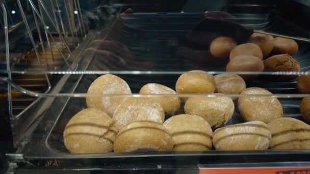 Roll Tourné Dans Supermarché Consommateur Déplaçant Pain Bio Frais Gros — Video