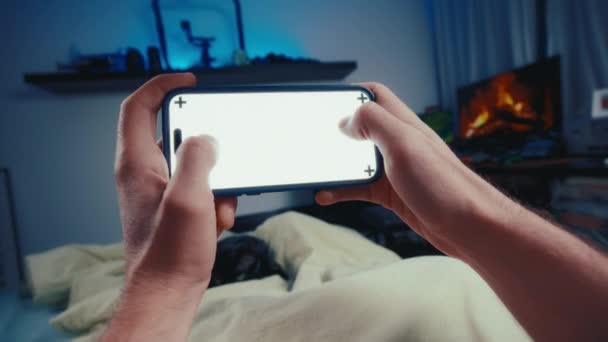 Akıllı Telefonu Yatay Olarak Tutan Üzerinde Video Oyunları Oynayan Kişi — Stok video