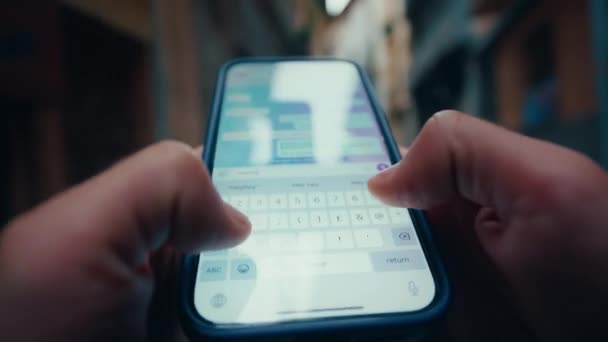 Pov Bilde Person Som Går Gaten Med Smarttelefon Skriver Virtuelt – stockvideo