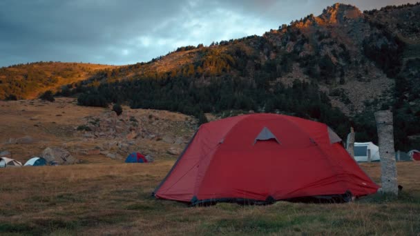 Nsanlar Dağ Yolunda Yürüdükten Sonra Çadırda Dinlenirler Etrafı Tepelerle Çevrili — Stok video