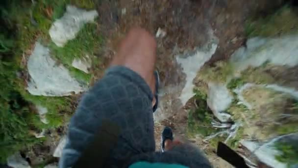 ビューショットのトップダウンポイント 道をハイキングし 山を登る男 トレッキングアドベンチャーで歩く人の個人的な視点 — ストック動画