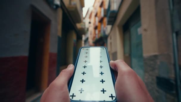 Osobní Perspektiva Záběr Turistické Navigace Ulicích Města Držící Smartphone Používat — Stock video