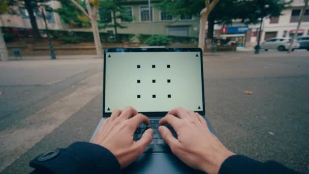 Punkt Widzenia Strzał Człowieka Pomocą Laptopa Zewnątrz Parku Miejskim Jesienią — Wideo stockowe