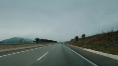 Boş otoyolda, bulutlu bir sonbahar gününde çekim yapmak. Yolculuk kavramı. 