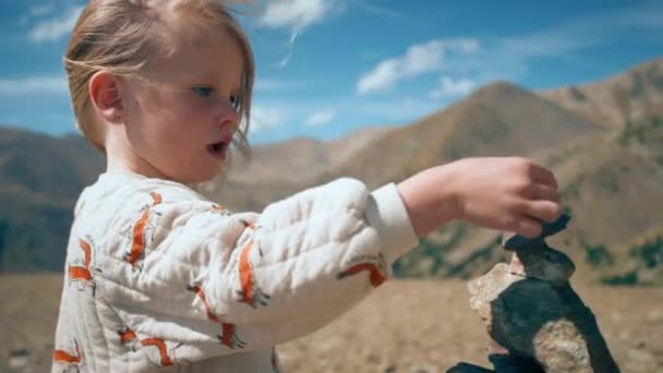Kinderen Bergreis Avontuur Toeristisch Kind Bereikte Top Bergpad Vakantie Zet — Stockvideo