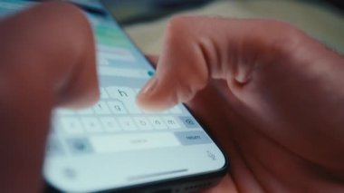 İnsanlar teknolojiyi internet üzerinden iletişim kurmak için kullanıyorlar. Sosyal medyada akıllı telefon dokunmatik ekran klavyesinde yazı yazan yakın çekim parmakları. 