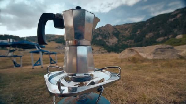 Tatil Dağ Gezisinde Kamp Yapmak Için Kahvaltı Hazırlığı Moka Pot — Stok video