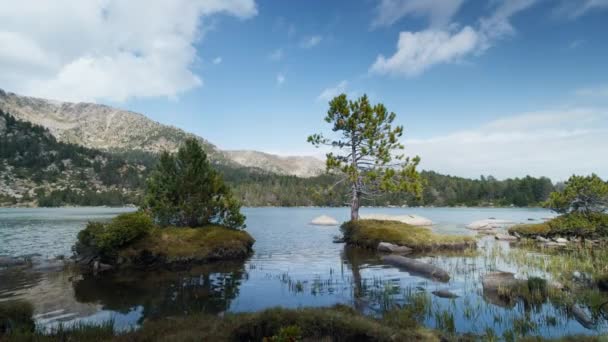 Riflessione Cielo Blu Nel Lago Montagna Bellissimo Paesaggio Tranquillo — Video Stock