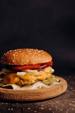 Izgara et, taze yeşillik ve soslu sulu ve aromatik burger. Yemek sevenleri her zaman sevindiren klasik bir sokak yemeğidir..