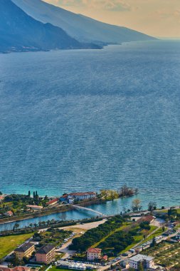 Torbole Panoraması. İtalya, Garda Gölü 'nde küçük bir kasaba. Avrupa. Garda Gölü ilkbaharda dağlarla çevrili. Brione Dağı 'ndan görülüyor.