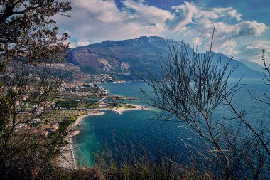 Torbole Panoraması. İtalya, Garda Gölü 'nde küçük bir kasaba. Avrupa. Garda Gölü ilkbaharda dağlarla çevrili. Brione Dağı 'ndan görülüyor.