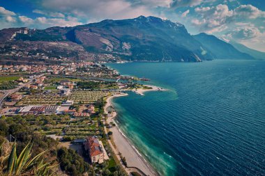 Torbole Panoraması. İtalya, Garda Gölü 'nde küçük bir kasaba. Avrupa. Garda Gölü ilkbaharda dağlarla çevrili. Brione Dağı 'ndan görülüyor.