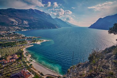 Torbole Panoraması. İtalya, Garda Gölü 'nde küçük bir kasaba. Avrupa. Garda Gölü ilkbaharda dağlarla çevrili. Brione Dağı 'ndan görülüyor.