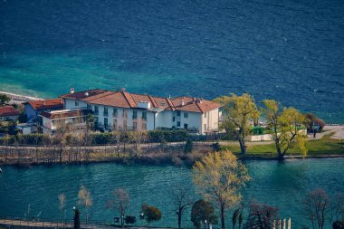 Torbole Panoraması. İtalya, Garda Gölü 'nde küçük bir kasaba. Avrupa. Garda Gölü ilkbaharda dağlarla çevrili. Brione Dağı 'ndan görülüyor.