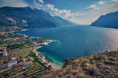 Torbole Panoraması. İtalya, Garda Gölü 'nde küçük bir kasaba. Avrupa. Garda Gölü ilkbaharda dağlarla çevrili. Brione Dağı 'ndan görülüyor.