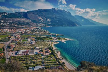 Torbole Panoraması. İtalya, Garda Gölü 'nde küçük bir kasaba. Avrupa. Garda Gölü ilkbaharda dağlarla çevrili. Brione Dağı 'ndan görülüyor.