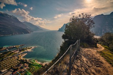 Torbole Panoraması. İtalya, Garda Gölü 'nde küçük bir kasaba. Avrupa. Garda Gölü ilkbaharda dağlarla çevrili. Brione Dağı 'ndan görülüyor.