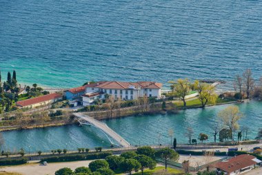 Torbole Panoraması. İtalya, Garda Gölü 'nde küçük bir kasaba. Avrupa. Garda Gölü ilkbaharda dağlarla çevrili. Brione Dağı 'ndan görülüyor.