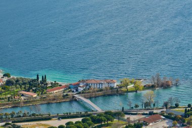 Torbole Panoraması. İtalya, Garda Gölü 'nde küçük bir kasaba. Avrupa. Garda Gölü ilkbaharda dağlarla çevrili. Brione Dağı 'ndan görülüyor.