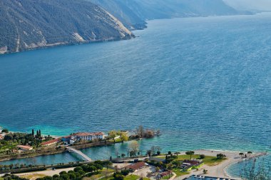 Torbole Panoraması. İtalya, Garda Gölü 'nde küçük bir kasaba. Avrupa. Garda Gölü ilkbaharda dağlarla çevrili. Brione Dağı 'ndan görülüyor.