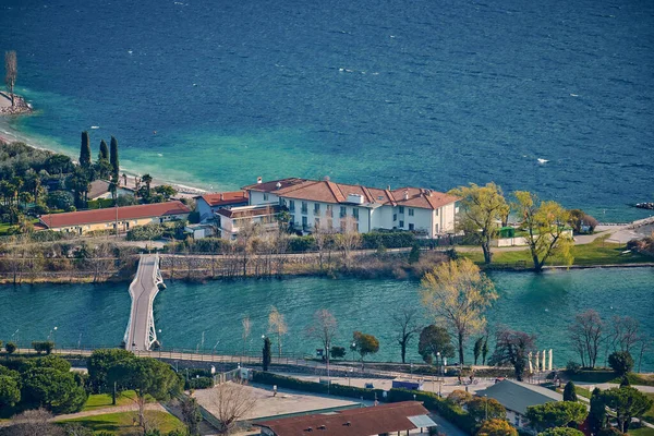 意大利加尔达湖上的一个小镇 托尔布尔全景 美丽的加尔达湖在春天被群山环绕 从布里奥涅山看去 — 图库照片