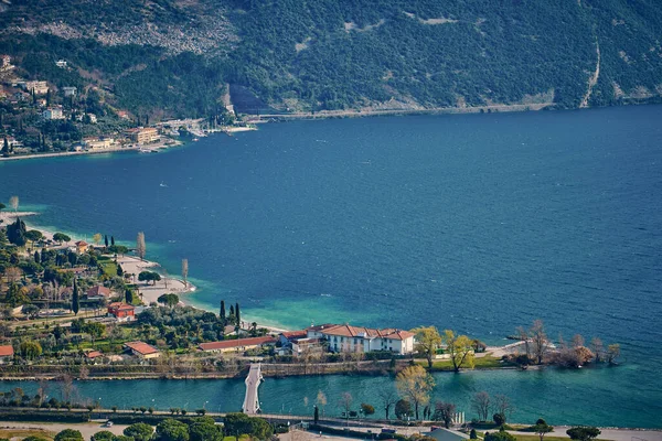 イタリアのガルダ湖にトルボレの小さな町のパノラマ ヨーロッパ ブリオン山から見た春の時間に山に囲まれた美しいガルダ湖 — ストック写真