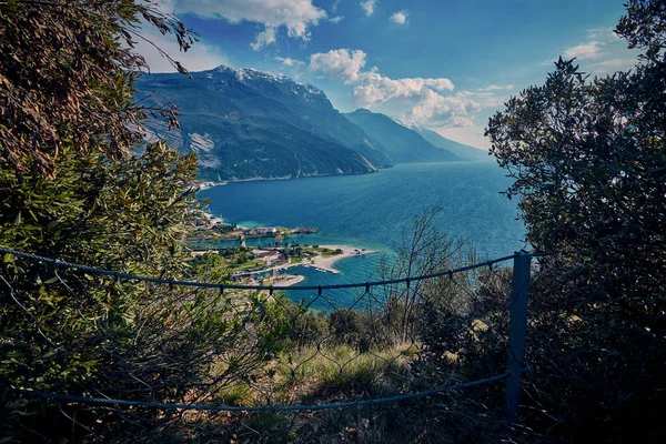 イタリアのガルダ湖にトルボレの小さな町のパノラマ ヨーロッパ ブリオン山から見た春の時間に山に囲まれた美しいガルダ湖 — ストック写真