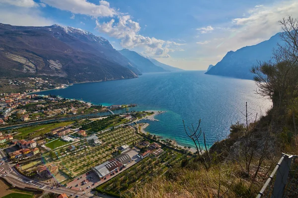 Panorama Van Torbole Een Klein Stadje Aan Het Gardameer Italië — Stockfoto