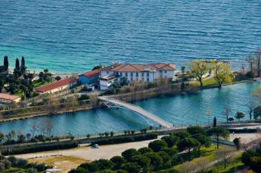 Torbole Panoraması. İtalya, Garda Gölü 'nde küçük bir kasaba. Avrupa. Garda Gölü ilkbaharda dağlarla çevrili. Brione Dağı 'ndan görülüyor.