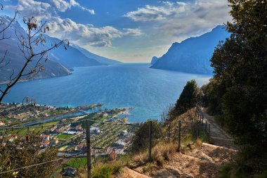 Torbole Panoraması. İtalya, Garda Gölü 'nde küçük bir kasaba. Avrupa. Garda Gölü ilkbaharda dağlarla çevrili. Brione Dağı 'ndan görülüyor.