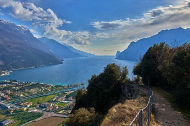 Torbole Panoraması. İtalya, Garda Gölü 'nde küçük bir kasaba. Avrupa. Garda Gölü ilkbaharda dağlarla çevrili. Brione Dağı 'ndan görülüyor.