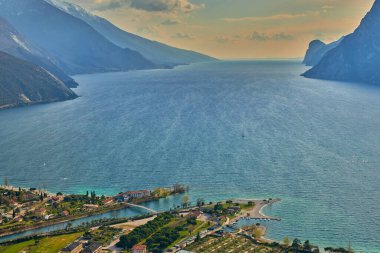 Torbole Panoraması. İtalya, Garda Gölü 'nde küçük bir kasaba. Avrupa. Garda Gölü ilkbaharda dağlarla çevrili. Brione Dağı 'ndan görülüyor.