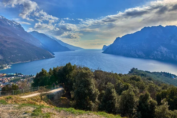 意大利加尔达湖上的一个小镇 托尔布尔全景 美丽的加尔达湖在春天被群山环绕 从布里奥涅山看去 — 图库照片