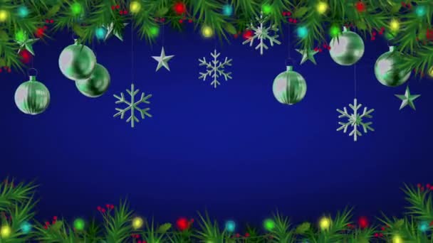 アニメーション銀色のボールは デザインのクリスマスや新年のテンプレートのための青の背景に隔離 — ストック動画