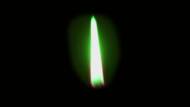 Aislamiento Llama Vela Verde Animación Pantalla Negra — Vídeo de stock