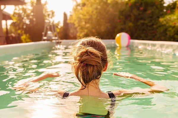 Mädchen Stehen Rücklings Freibad Garten Hintergrund Sommerurlaub Urlaub Spaß Und — Stockfoto