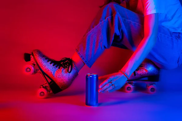 Roller Skater Sięgając Napój Gazowany Puszce Podczas Jazdy Łyżwach Sport — Zdjęcie stockowe