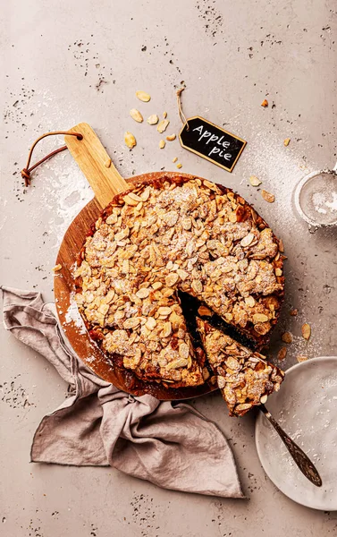 Homemade Apple Pie Flaked Almonds Crumble Cake Dessert Captured Top Rechtenvrije Stockfoto's