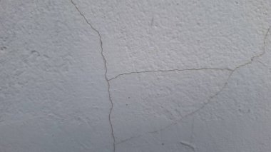 Mikro çatlaklı beton açık gri duvar.