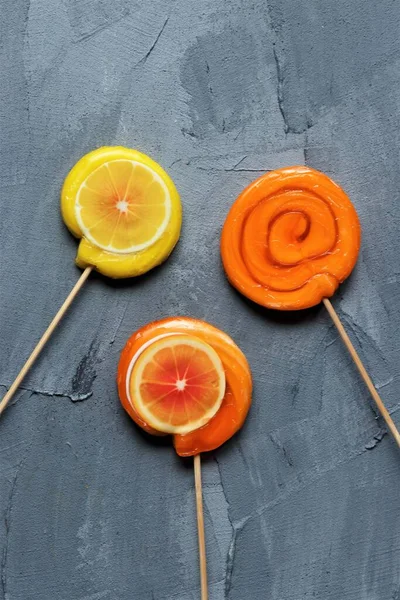 Orange Lemon Lollipops Grey Background — Stock Photo, Image