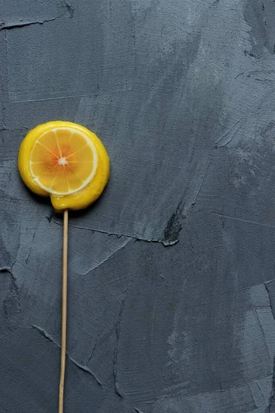 Orange Dan Lemon Lolipop Pada Latar Belakang Abu Abu — Stok Foto