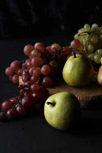 Frukter Druvor Päron Svart Bakgrund — Stockfoto