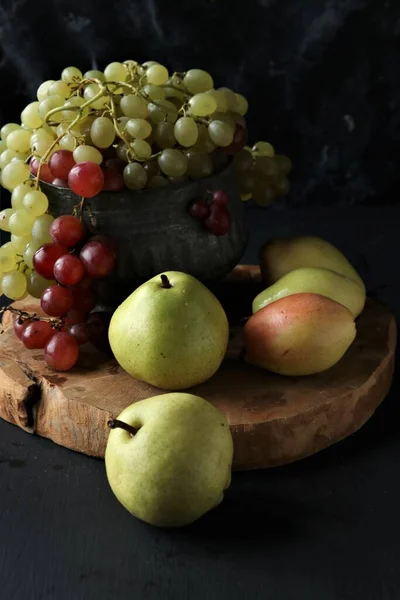 Frutas Uvas Peras Sobre Fondo Negro —  Fotos de Stock