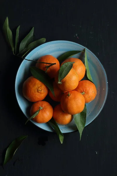 黑色背景上的一组橘子 — 图库照片