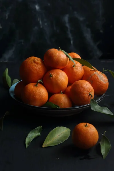 黑色背景上的一组橘子 — 图库照片