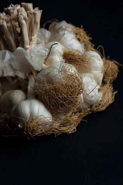 Sekelompok Garlics Dengan Latar Belakang Hitam — Stok Foto