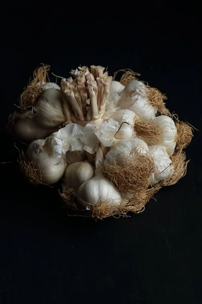 Sekelompok Garlics Dengan Latar Belakang Hitam — Stok Foto