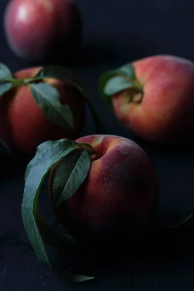 Pfirsiche Früchte Auf Schwarzem Hintergrund — Stockfoto
